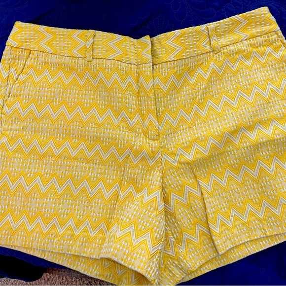 Yellow and white patterned Ann Taylor women’s shorts size 16. - Picture 1 of 5